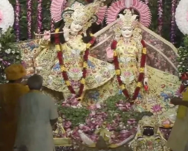 मथुरा में जन्मे कान्हा, श्रीकृष्ण जन्मभूमि पर गूंजे बधाई गीत; घर-घर मनाया गया जन्मोत्सव