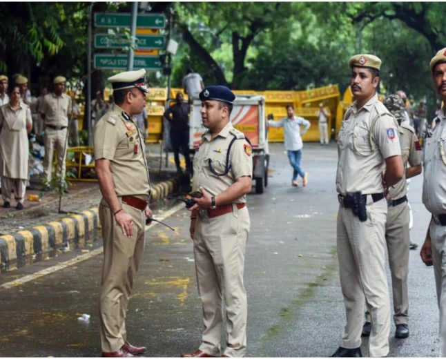 सीईसी के इस्तीफे की मांग तेज, जंतर-मंतर पर बैरिकेडिंग; निर्वाचन आयोग कार्यालय के बाहर सुरक्षा बढ़ी