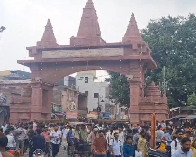 मथुरा जन्माष्टमी 2026: कान्हा की नगरी में उमड़ा आस्था का सैलाब, बांकेबिहारी मंदिर में रात 1:45 बजे मंगला आरती