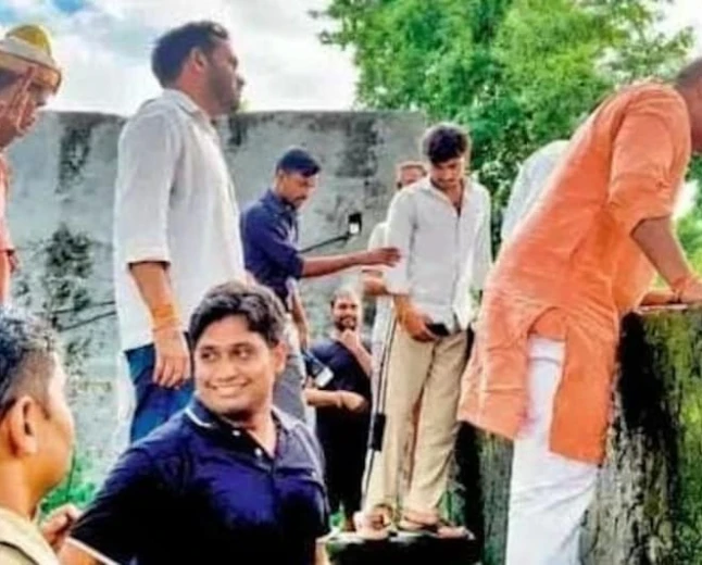 दीवार फांदकर इंटर कॉलेज में पहुंचे राज्यमंत्री सुरेंद्र दिलेर, पांच कमरों की छत गायब देख भड़के