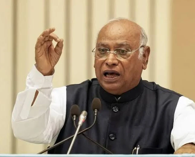 खरगे ने जेपी नड्डा को फिर लिखा पत्र, हल्द्वानी में मंच के शुद्धिकरण मामले में एफआईआर की मांग दोहराई