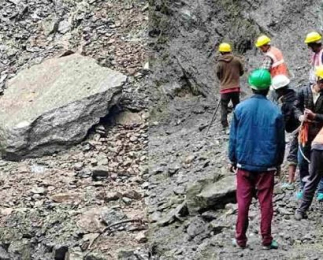 रुद्रप्रयाग: चीरबासा में मलबा-पत्थर आने से केदारनाथ पैदल मार्ग बंद, सोनप्रयाग-गौरीकुंड में रोके गए यात्री