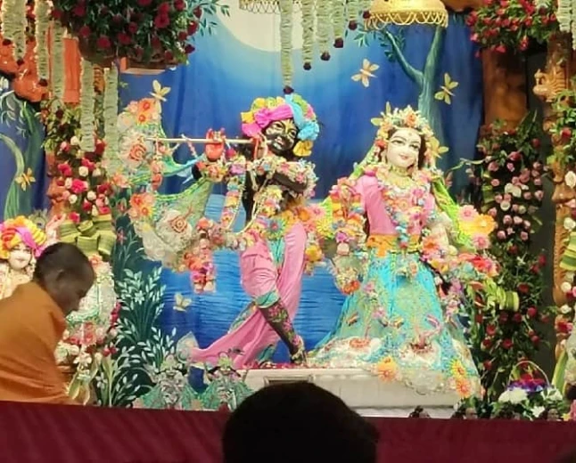 शंख-घंटियों की गूंज के बीच थोड़ी देर में जन्मेंगे कान्हा, भक्तों को प्राकट्य दर्शन का इंतजार