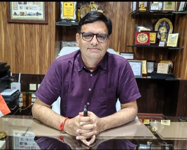 लापरवाही पर सख्ती: स्कूल में सोना, मोबाइल चलाना और बिना सूचना गायब रहना पड़ा भारी; चार शिक्षकों पर कार्रवाई