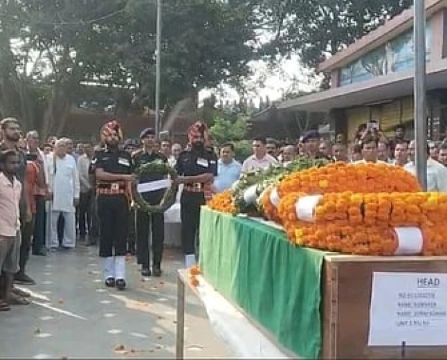मथुरा के अग्निवीर सूरज सिंह लेह सड़क हादसे में शहीद, राजकीय सम्मान के साथ अंतिम विदाई
