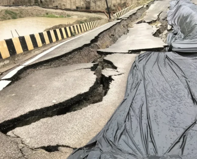 लखनऊ में बारिश के बीच इकाना स्टेडियम के पास धंसी एलडीए की सड़क, पॉलीथिन और चादर से ढका क्षतिग्रस्त हिस्सा