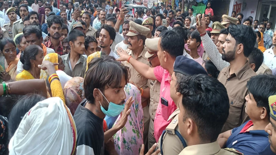 हमीरपुर में फल विक्रेता की मौत पर हंगामा, पोस्टमार्टम में गोली लगने की पुष्टि