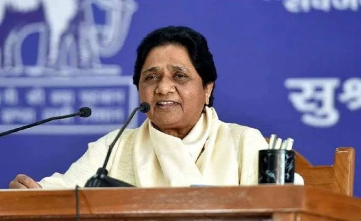 मायावती का सपा पर हमला: बोलीं- वोट चाहिए पिछड़े, दलित और अल्पसंख्यकों का, टिकट परिवार और पूंजीपतियों को