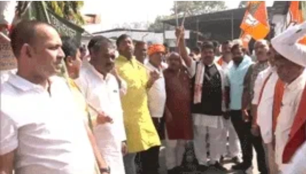 खरगे के बयान पर भाजपा का देशव्यापी प्रदर्शन, पटना में फूंका पुतला