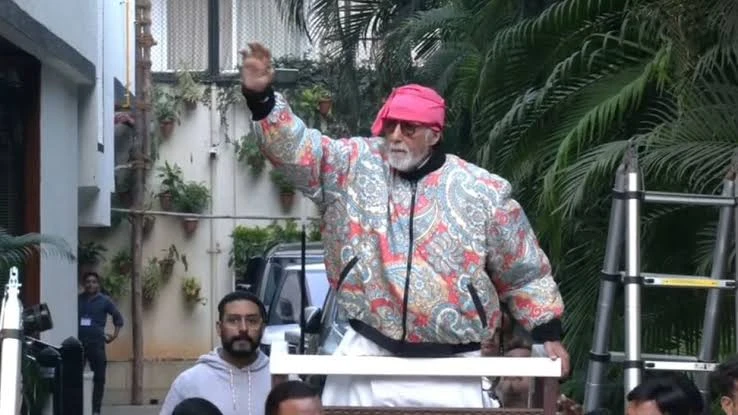 अमिताभ बच्चन ने कड़ी सुरक्षा के बीच किया फैंस का अभिवादन, धमकी के बाद भी जारी रखा ‘संडे दर्शन’