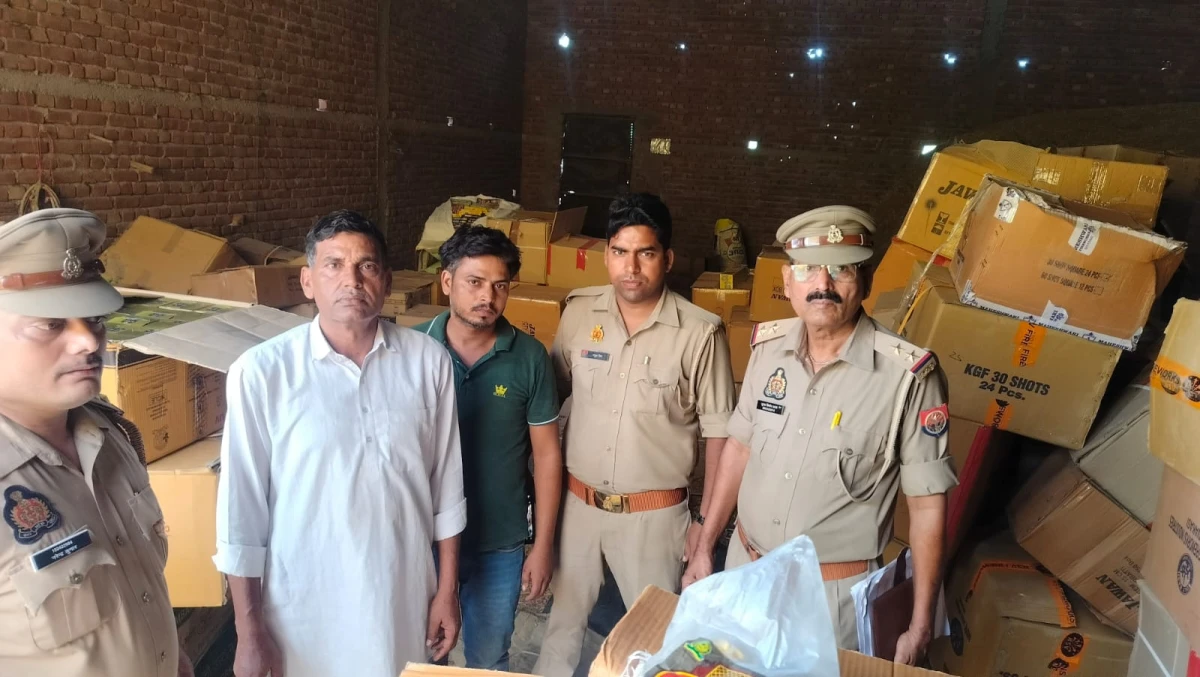 हाथरस के सासनी में गोदाम से 12 लाख रुपये के पटाखे बरामद, दो गिरफ्तार