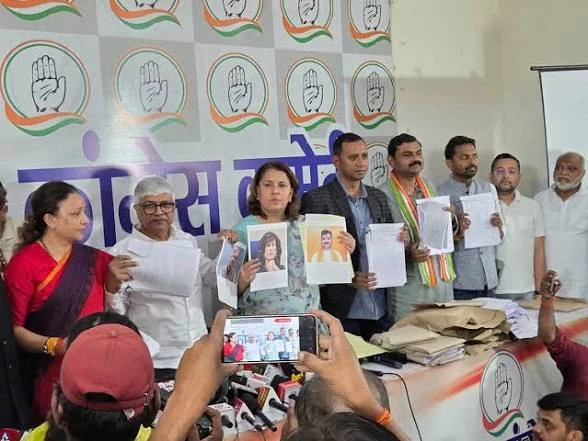 पीलीभीत की मतदाता सूची में गड़बड़ी की पुष्टि, दो कर्मचारियों पर कार्रवाई के निर्देश