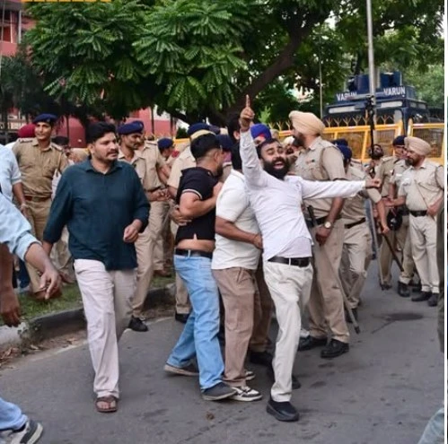 ABVP BURNT EFFIGIES OF CJP AND ELON MUSK