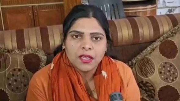 हरिद्वार: गिरफ्तारी के बाद मीडिया के सामने आईं दीपिका राठौर, बोलीं- आत्महत्या तक का ख्याल आया