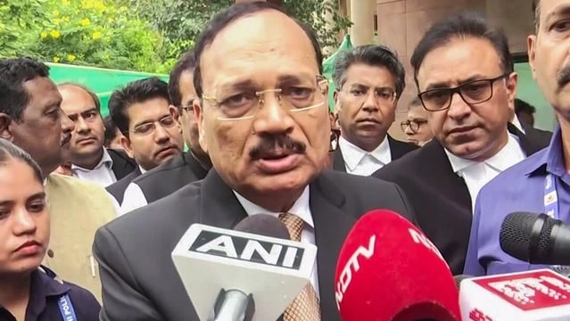 ‘कमजोर दिल वालों के लिए नहीं कानून का पेशा’, CJI सूर्यकांत ने लॉ ग्रेजुएट्स से कहा- न्याय और समाज के प्रति निभाएं जिम्मेदारी