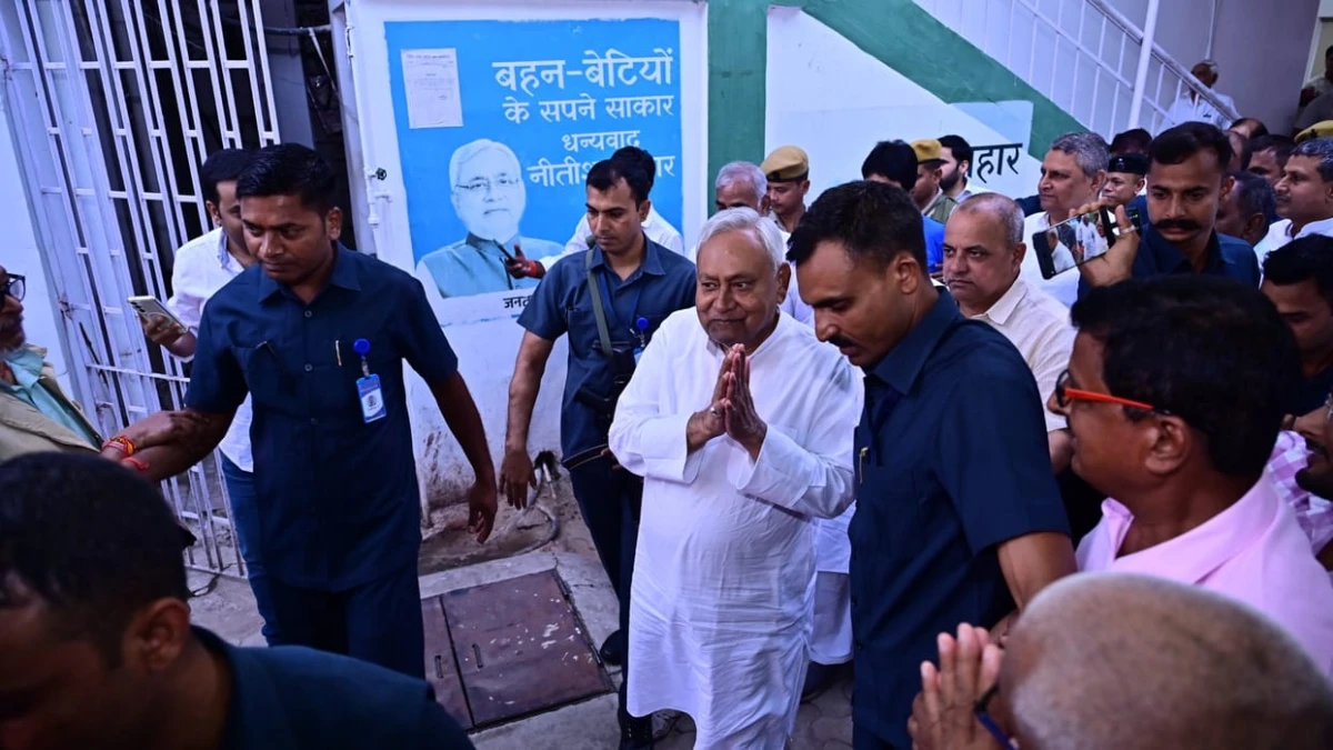 बिहार में चुनावी खींचतान के बीच नीरज कुमार का नामांकन, अनंत सिंह के विरोध के बीच नीतीश कुमार का दांव