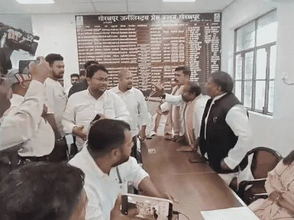 गोरखपुर में सपा की प्रेस कॉन्फ्रेंस में बवाल, पूर्व जिलाध्यक्ष नगीना साहनी से हाथापाई
