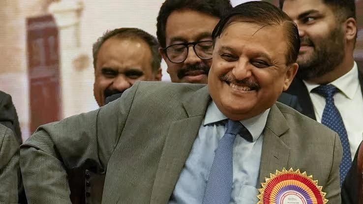 चुनाव आयुक्तों की नियुक्ति पर अभय ओका ने उठाए सवाल, राजनीतिक प्रभाव से मुक्ति की मांग