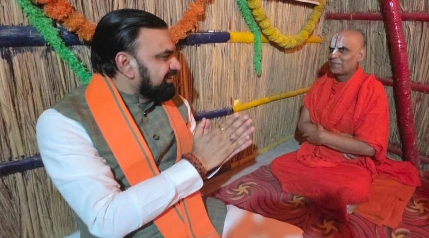 CM SEEKS BLESSINGS FFROM JIYAR SWAMI