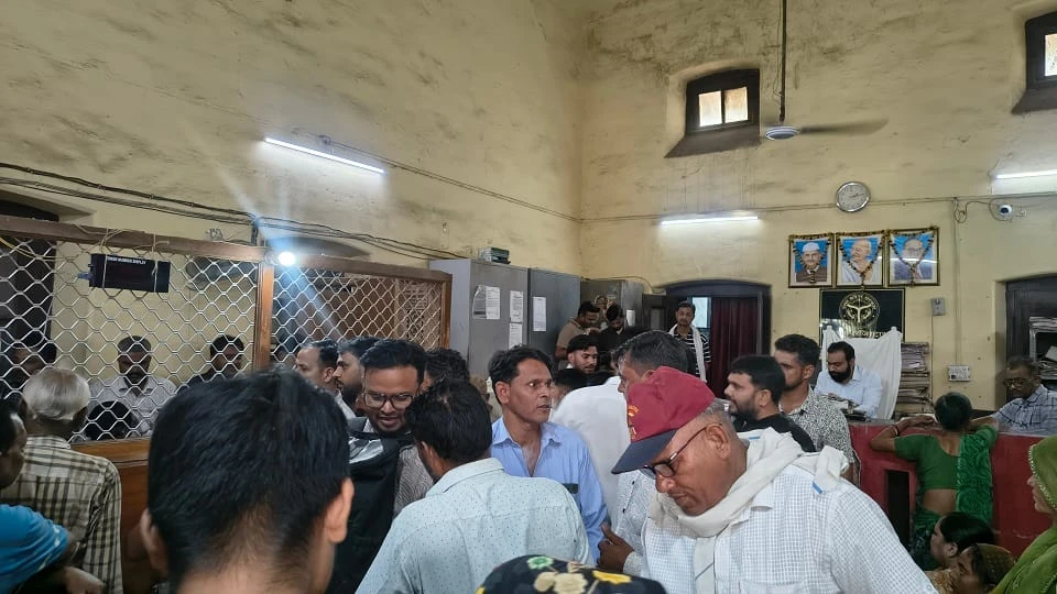 आगरा में रजिस्ट्री कराने वालों की बढ़ी परेशानी, टोकन मशीनें खराब होने से घंटों इंतजार