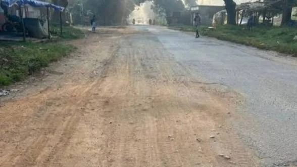 खूंटी में NH-20 की बदहाली, ग्रामीणों ने खुद गड्ढों में भरी मिट्टी