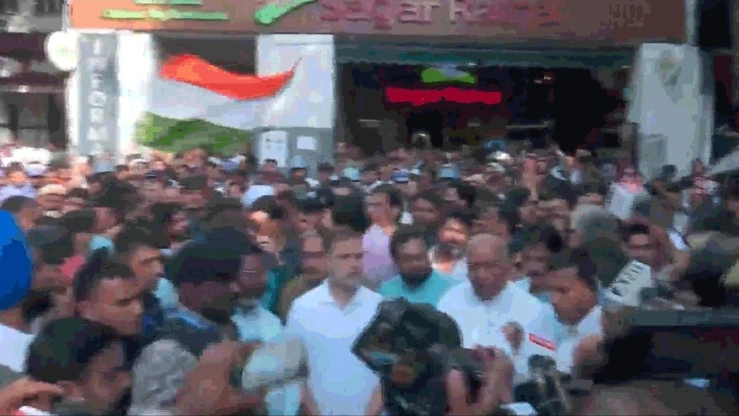 जंतर-मंतर की ओर बढ़ा इंडिया गठबंधन, बस की छत पर चढ़े सांसद; राहुल गांधी ने सीईसी पर बोला हमला