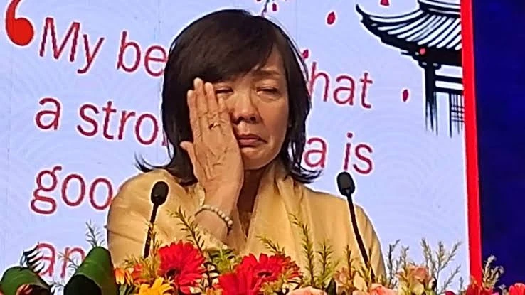 वाराणसी: शिंजो आबे की याद में पत्नी ने रुद्राक्ष में किया फोटो गैलरी का लोकार्पण, भावुक होकर रो पड़ीं
