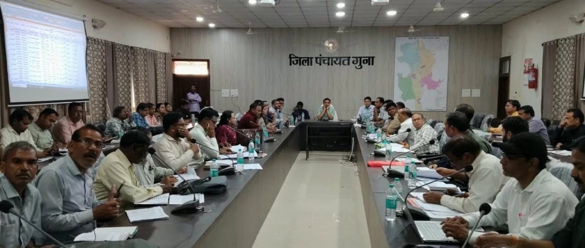 सीईओ जिला पंचायत सीईओ ने अपूर्ण कार्यों पर नाराजगी व्यक्त करते हुए संबंधितों को नोटिस जारी करने के दिए निर्देश