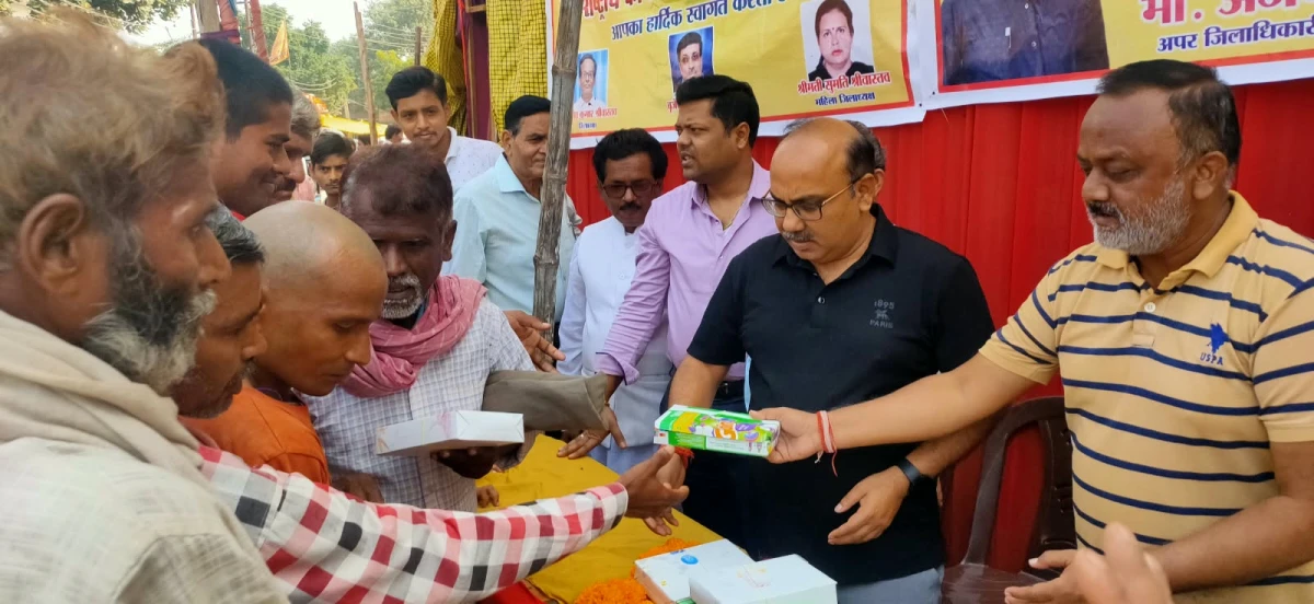 जौनपुर में राष्ट्रीय कायस्थ महापरिषद ने बांटे सैकड़ों भोजन पैकेट, एडीएम अजय अंबष्ट बोले—‘अन्नदान महादान’; 11 नवंबर को निकलेगी भगवान चित्रगुप्त की भव्य शोभायात्रा