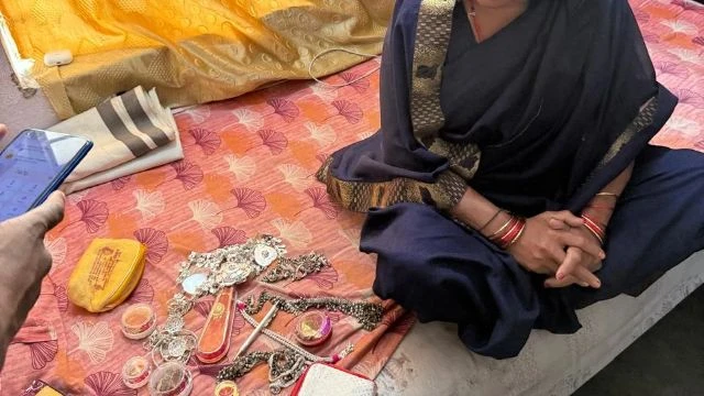 WOMAN ARRESTED WITH STOLEN JEWELRY