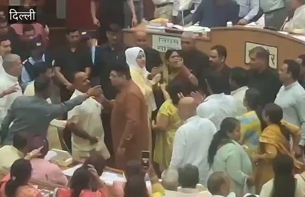 एमसीडी सदन में बवाल: महापौर के आसन पर रखे कागज फेंके, माइक तोड़कर नीचे पटका; फंड और प्रदूषण पर भिड़े पार्षद
