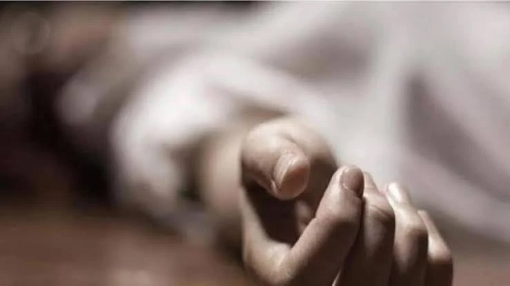मथुरा में 80 वर्षीय महिला की संदिग्ध हत्या, घर की सीढ़ियों पर मिला खून से लथपथ शव