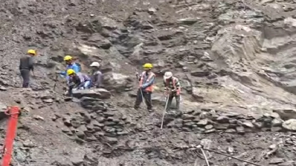 केदारनाथ पैदल मार्ग बंद, चीरबासा में मलबा-पत्थर गिरने से आवाजाही रुकी, गौरीकुंड में रोके गए यात्री