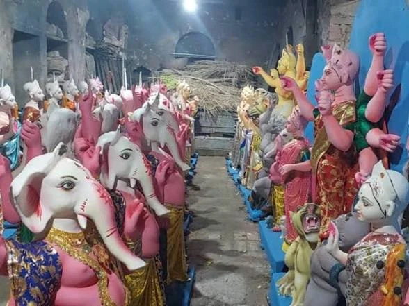 आस्था, कला और हुनर का संगम: सागर में 50 साल से बन रही दुर्गा प्रतिमाएं, देशभर में रहती है डिमांड