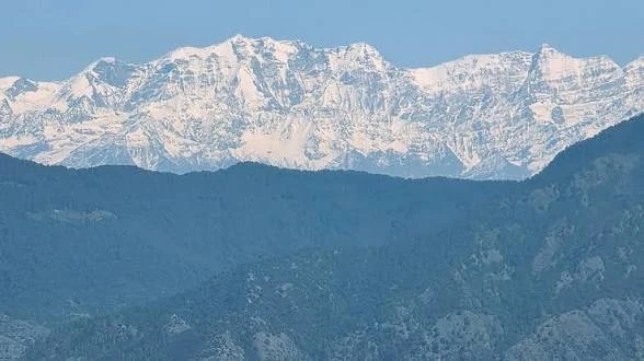 मसूरी में खिला चटख धूप का रंग, बर्फीली हिमालयी चोटियां बनीं आकर्षण