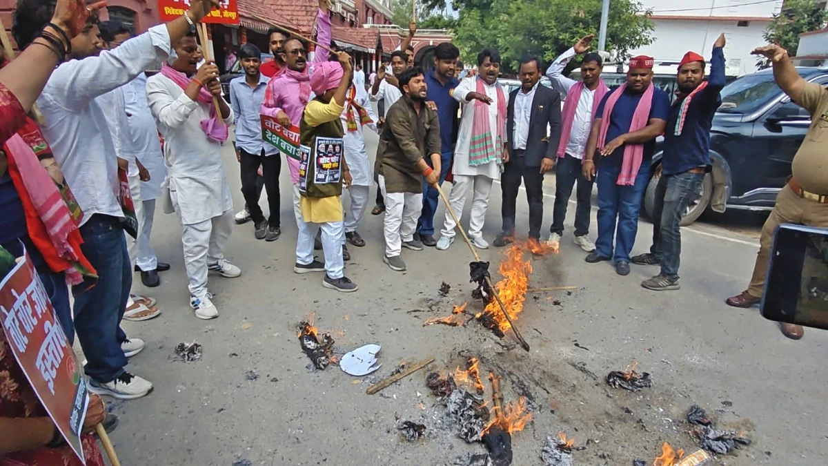 जौनपुर में ज्ञानेश कुमार के खिलाफ सपाइयों का प्रदर्शन, पुतला फूंका; भाजपा-सपा कार्यकर्ता आमने-सामने, पुलिस से हुई नोकझोंक