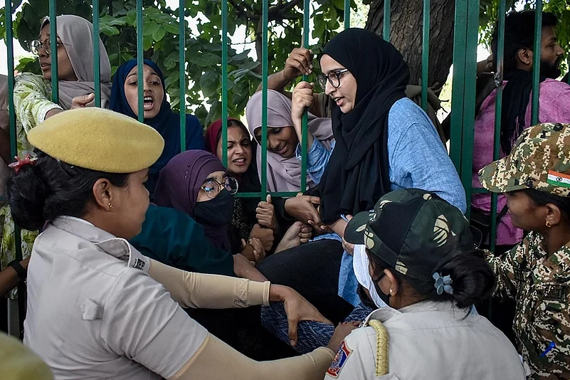 जामिया छात्र आंदोलन में बाहरी लोगों की मौजूदगी पर विवाद, पुराने प्रदर्शनों से जुड़े लोगों को लेकर उठे सवाल
