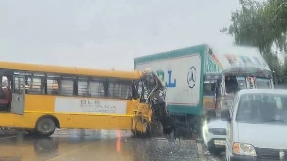 सासनी सड़क हादसा: बीएलएस इंटरनेशनल स्कूल की बस और ट्रक में भिड़ंत, 15 घायल; चालक-परिचालक गंभीर