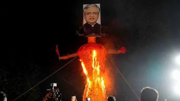 एसआईआर पर घमासान: युवा कांग्रेस ने ज्ञानेश कुमार के चेहरे वाला रावण फूंका