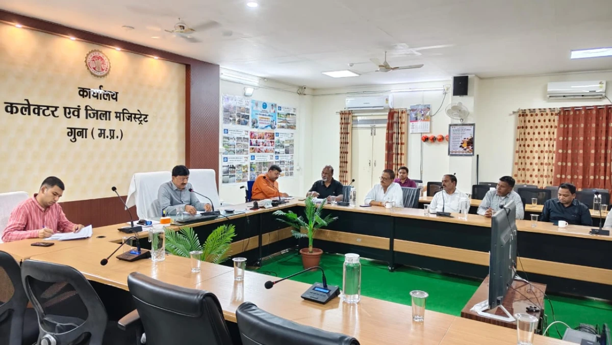 कलेक्टर ने मान्यता प्राप्त राजनीतिक दलों के प्रतिनिधियों को दी जानकारी