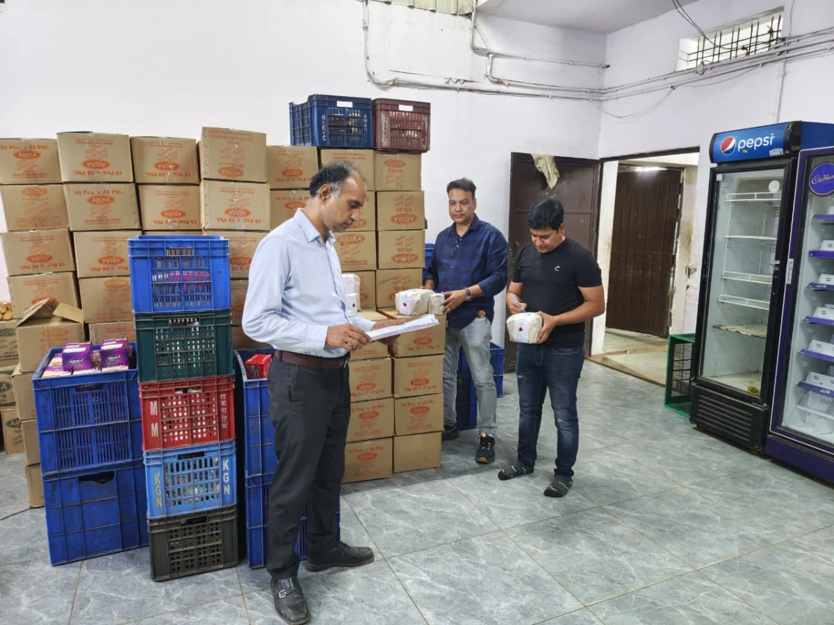 राजस्‍व अधिकारियों ने खाद्य सुरक्षा विभाग के साथ खाद्य प्रतिष्‍ठानों पर की छापेमार कार्यवाही