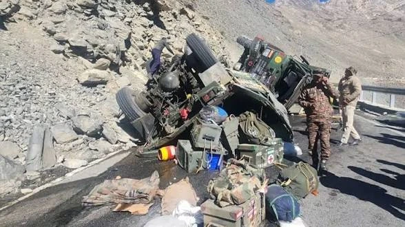 किन्नौर में तीन ट्रकों की टक्कर, सेना के चार जवान घायल