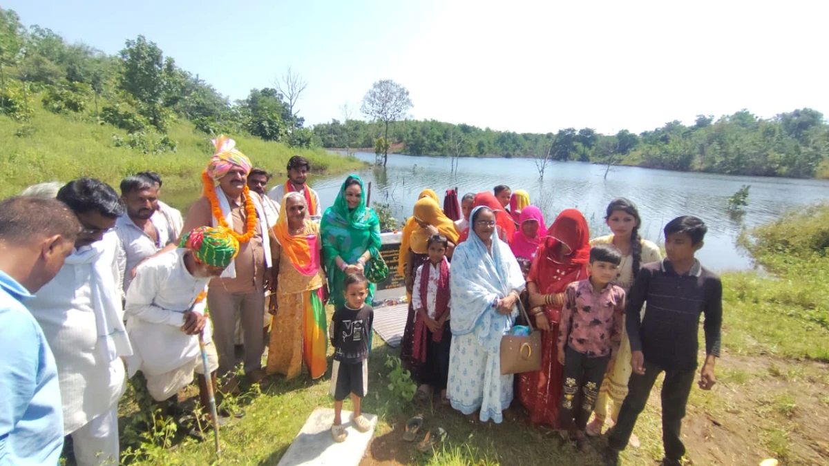 सावरीनाथ में 2023 में ग्रामीणों की रखी मांग हुई पूरी, जयवर्धन सिंह ने पत्नी सृजाम्या सिंह के साथ ₹36 लाख के विकास कार्यों का किया लोकार्पण