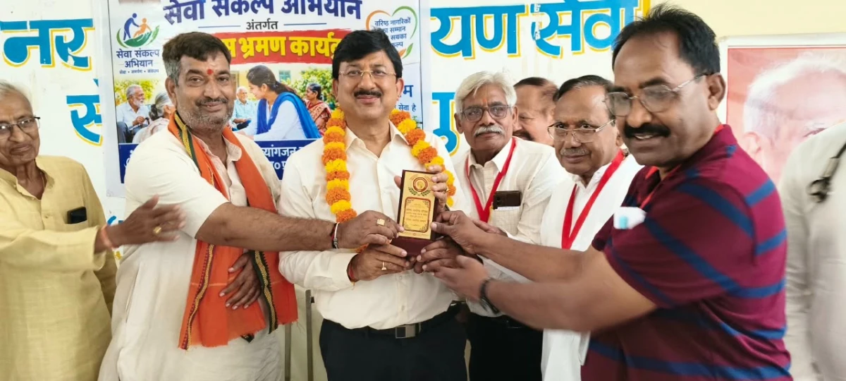 अंतर्राष्ट्रीय वरिष्ठ नागरिक दिवस पर 250 वृद्धजनों का सम्मान, कलेक्टर ने परोसा भोजन