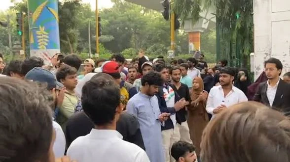 जामिया में छात्र संघ चुनाव की मांग पर बवाल, गेट नंबर-7 से कैंपस में घुसे छात्र; कई हिरासत में