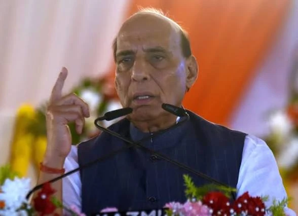 पीएम मोदी पर खरगे की टिप्पणी से विवाद, राजनाथ सिंह ने दी मर्यादा में रहने की नसीहत