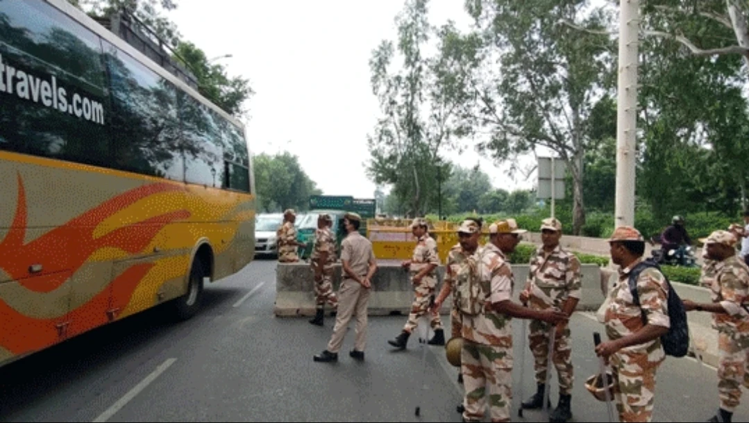 दिल्ली आने वाले रास्तों पर बैरिकेडिंग और पुलिस का पहरा, कई सड़कें बंद, वाहनों की लगीं कतारें