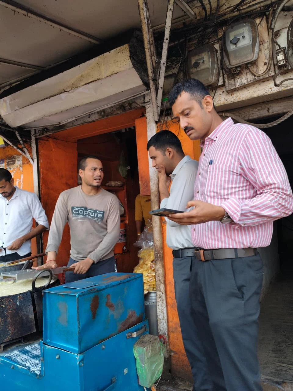 गुना में खुले में डीजल भट्टी पर तले जा रहे थे चिप्स, बीकानेर मिष्ठान भंडार से मावा व ड्राई फ्रूट के सैंपल लिए; दो डेयरियों पर कोर्ट में केस दर्ज