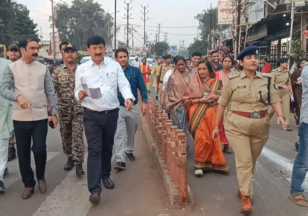 गुना में यातायात सुधार को कलेक्टर कन्याल और एसपी वासल का निरीक्षण, पार्किंग व रूट डायवर्जन के लिए स्थान चिह्नित; अवैध गुमटी हटाई, चौराहों पर लगेंगे सीसीटीवी कैमरे