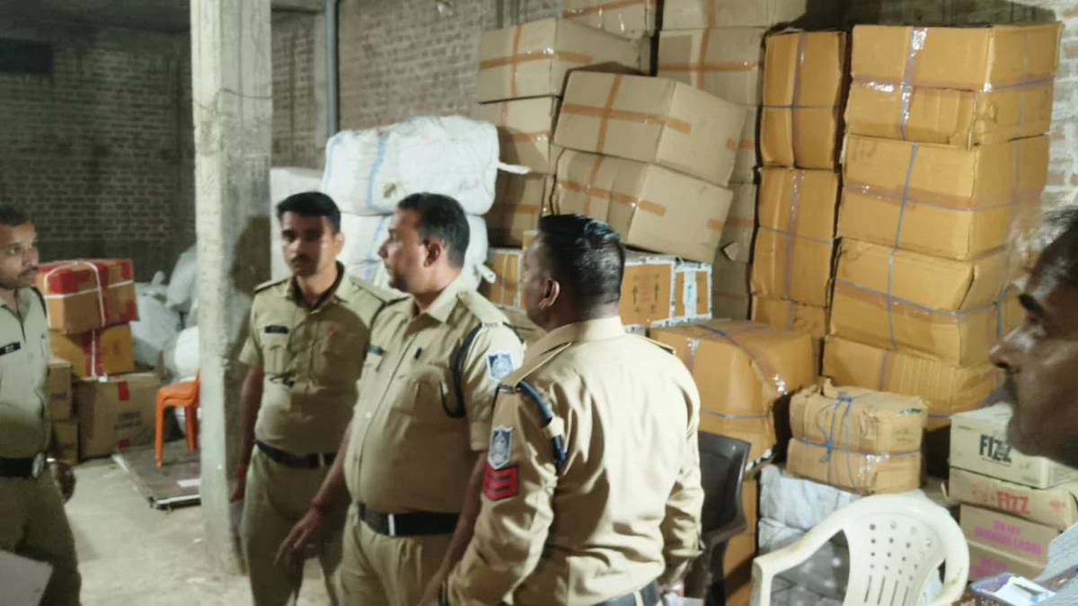 छतरपुर में रिहायशी इलाके के गोदाम में पटाखों का जखीरा मिला, सील करने की कार्रवाई शुरू